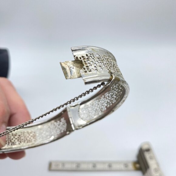 Vintage Silver Tone Filigree Hinged Bangle Bracelet With Safety Chain **NOTE** - Picture 14 of 14